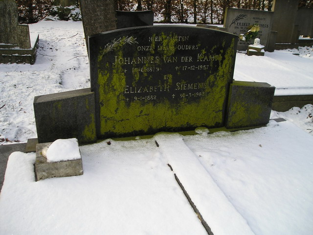 Graf van Johannes van der Kamp *15 juni 1879 †17-12-1957 en Elizabeth Siemens *9 januari 1882 †19-03-1968 op de begraafplaats te Nieuw Beerta. Bron: Graftombe.nl.